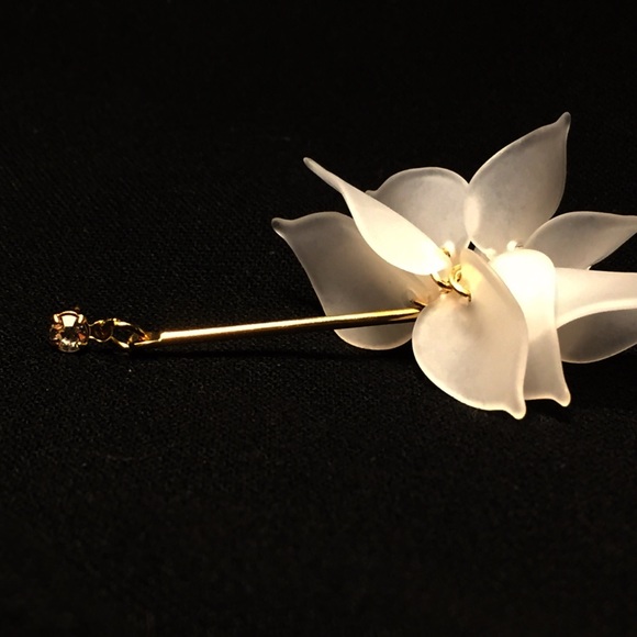 Acrylic White Flower Drop Earrings with Crystal - Picture 3 of 5